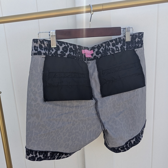 2/$20 Isaac Mizrahi Women's Black and Gray Leopard Print Shorts - Picture 4 of 5